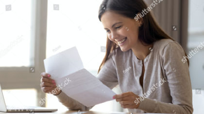 Chica con papel